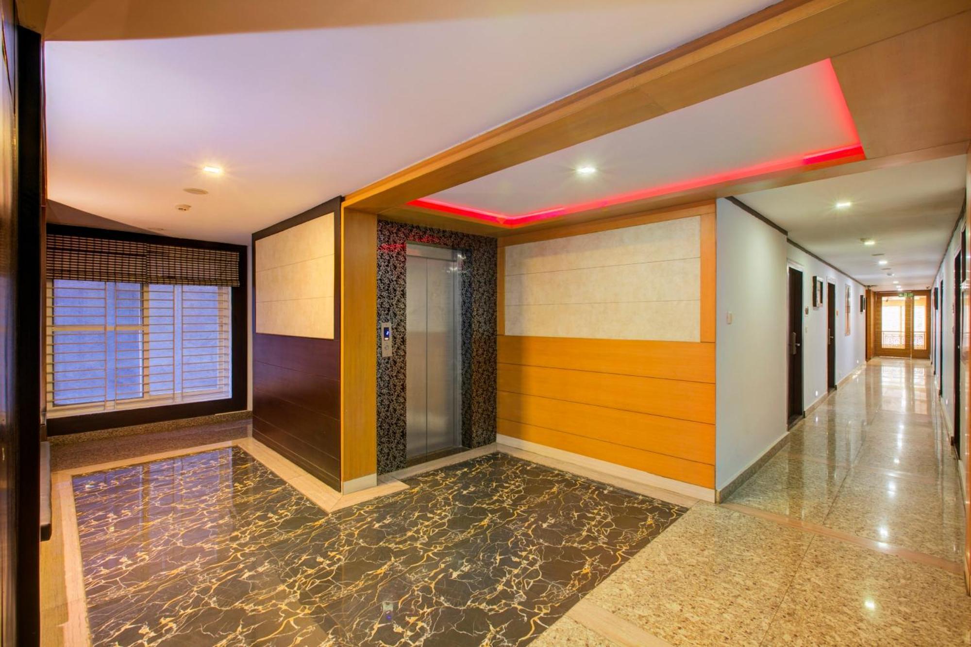 Super Townhouse Oak Jvh Hotel Бангалор Екстериор снимка